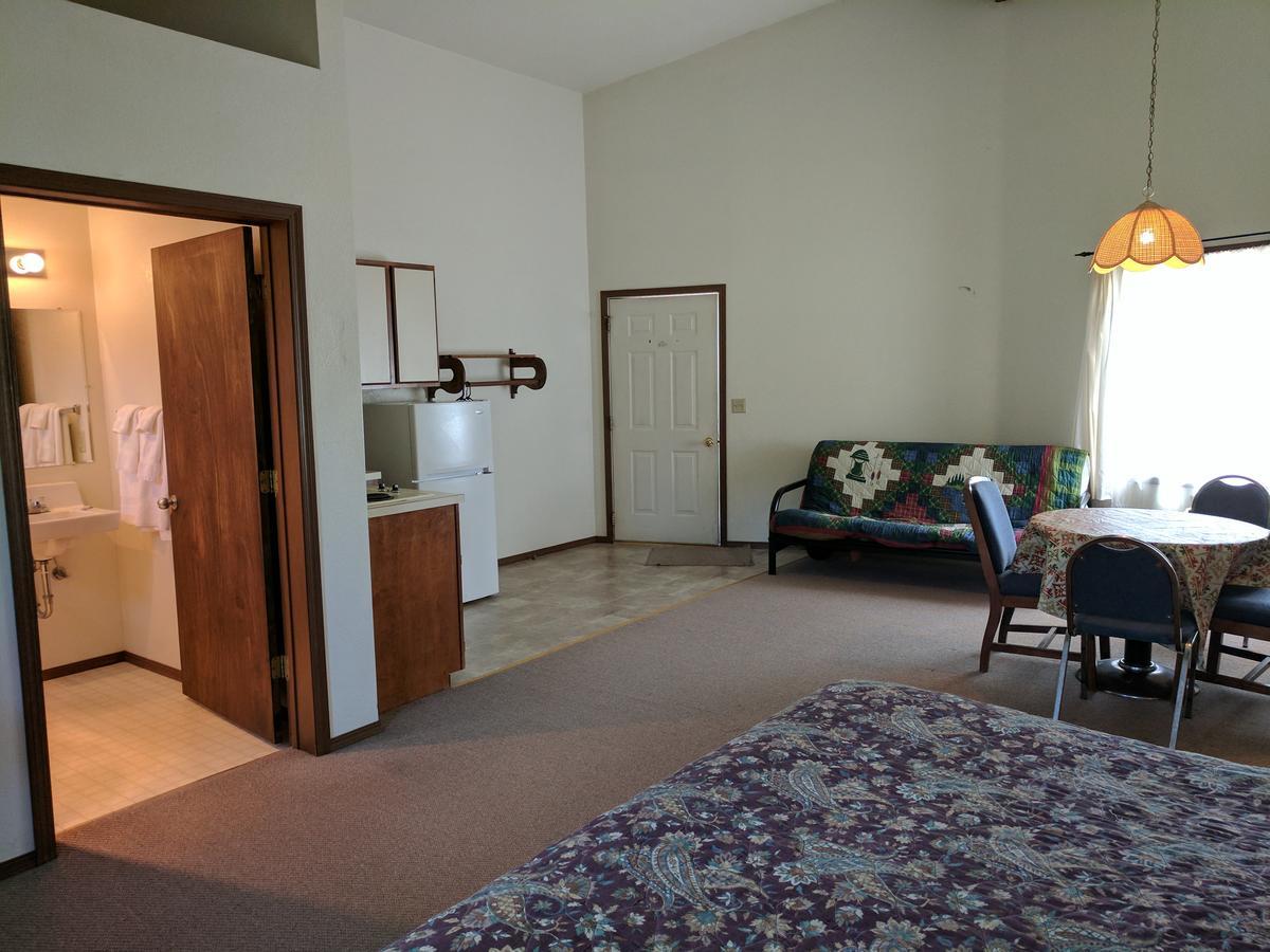 Clinton Rock Creek Mercantile & Motel المظهر الخارجي الصورة